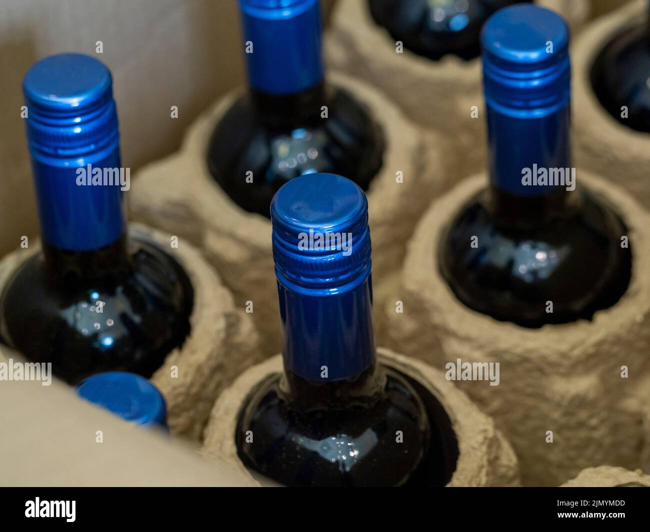 Scatola di cartone di bottiglie di vino accuratamente confezionate per la consegna. Foto Stock