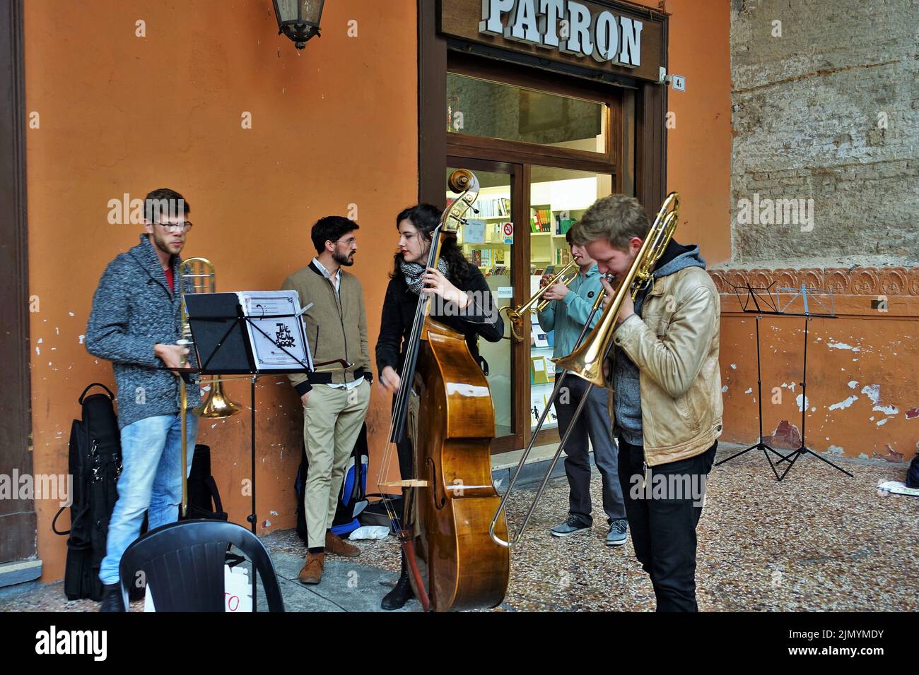 Musicisti di strada che suonano tromba e violoncello, Bologna, Emilia Romagna, Italia, Europa Foto Stock