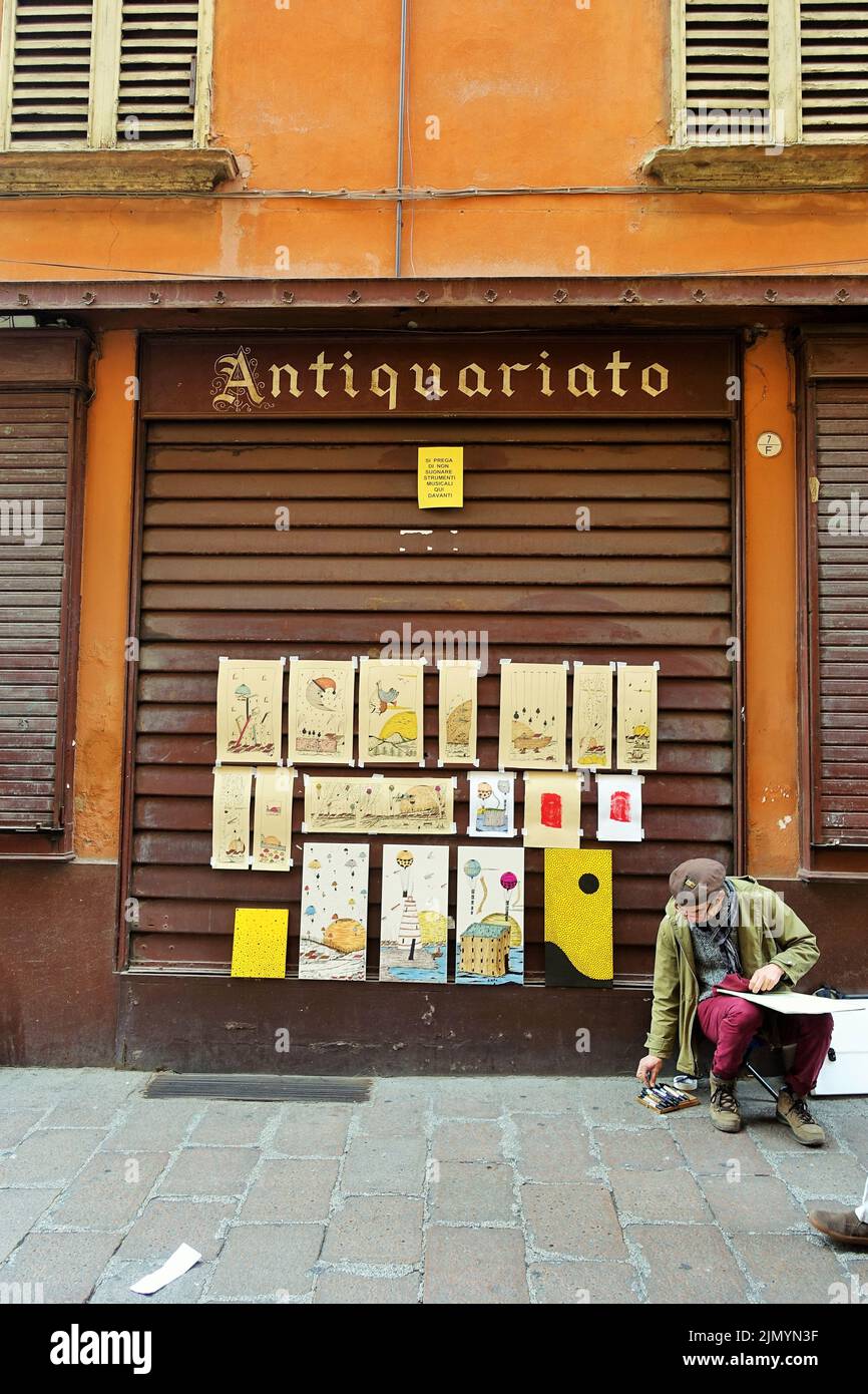 Pittore stradale vendita dipinti esterni chiuso Antique shop Antiquariato, Bologna, Emilia Romagna, Italia, Europa Foto Stock