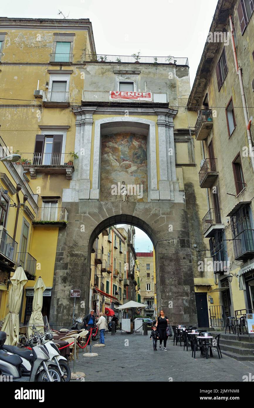 Vecchio e nuovo edificio, Napoli, Campania, Italia, Europa Foto Stock
