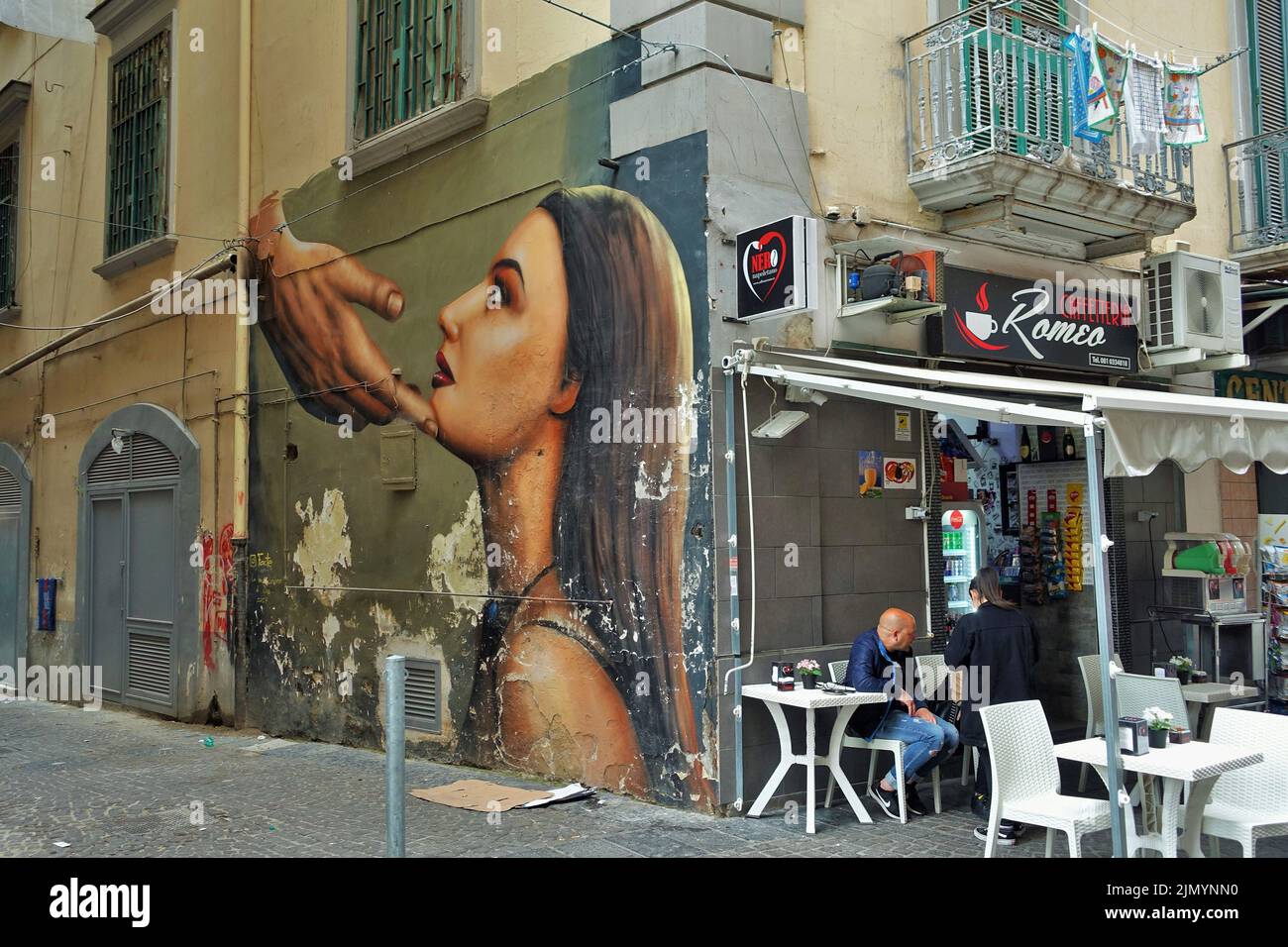 Graffiti murali di Wall art, caffè sul marciapiede, Napoli, Campania, Italia, Europa Foto Stock