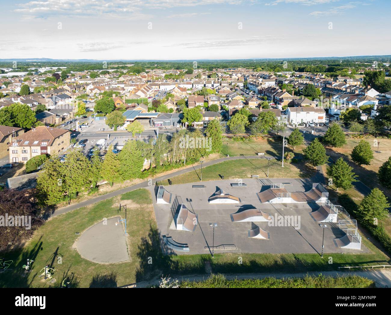 vista aerea del parco skateboard nel parco st johns e parte della città di burgess collina ovest sussex Foto Stock