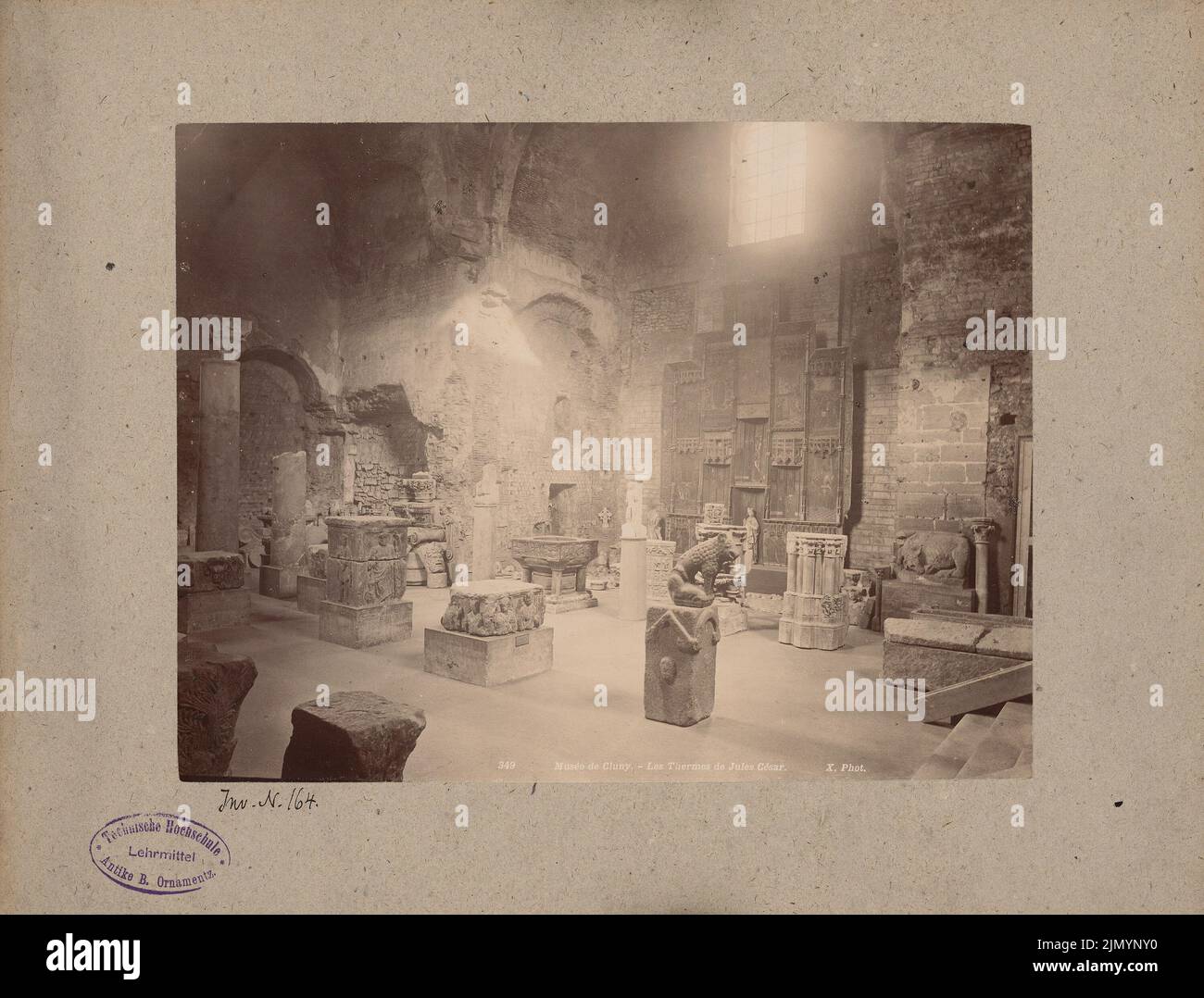 Fotografo sconosciuto, Musée de Cluny (oggi: Musée National du Moyen âge), Parigi (senza data): Terme di Giulio Cesare. Foto su cartone, 29,4 x 38,6 cm (inclusi i bordi di scansione) Foto Stock