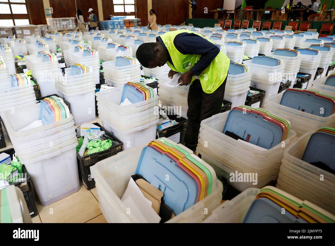 Un dipendente della Commissione elettorale e frontiere indipendenti (IEBC) organizza le schede elettorali e il materiale elettorale in un centro di allying a Eldoret, Kenya, il 8 agosto 2022. REUTERS/Baz Ratner Foto Stock