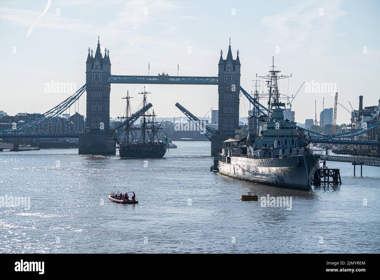 Londra, Regno Unito. 8 agosto 2022 la nave mast Götheborg di Svezia passa sotto il ponte aperto della Torre mentre navigava sul Tamigi la mattina prima di dirigersi verso il Tamigi Quay a Canary Wharf. Il Götheborg di Svezia è una replica della svedese est Indiaman Göthenburg i , lanciato nel 1738 Credit. amer Ghazzal/Alamy Live News Foto Stock