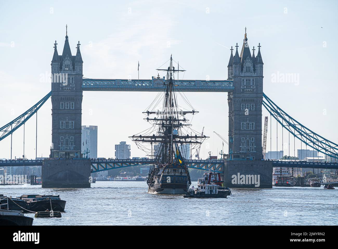 Londra, Regno Unito. 8 agosto 2022 la Götheborg della Svezia, la più grande barca a vela attiva in legno del mondo passa sotto il ponte della Torre aperta mentre navigava sul Tamigi la mattina prima di rientrare per il Tamigi Quay a Canary Wharf. .Il Götheborg è una replica quasi perfetta di una nave alta del 18th° secolo e fu originariamente lanciato nel 1738 con le sue origini alla Compagnia delle Indie Orientali svedesi. Questa replica ha richiesto 20 anni per costruire con il lavoro a partire dal 1995. Credit. amer Ghazzal/Alamy Live News Foto Stock