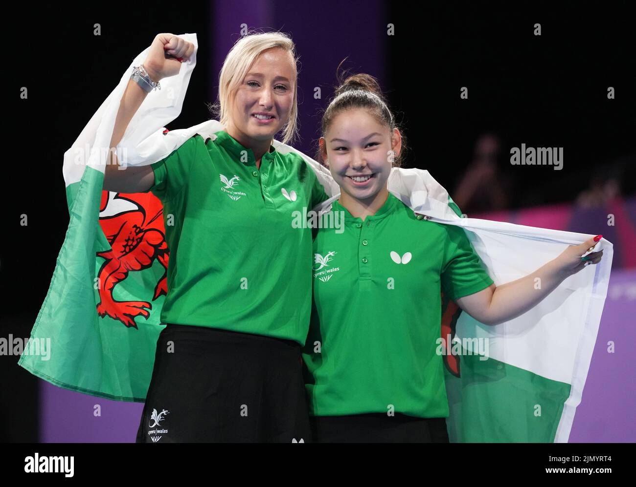 Charlotte Carey e Anna Hursey del Galles festeggiano la vittoria della medaglia di bronzo delle doppie Donne al NEC il giorno undici dei Giochi del Commonwealth 2022 a Birmingham. Data foto: Lunedì 8 agosto 2022. Foto Stock
