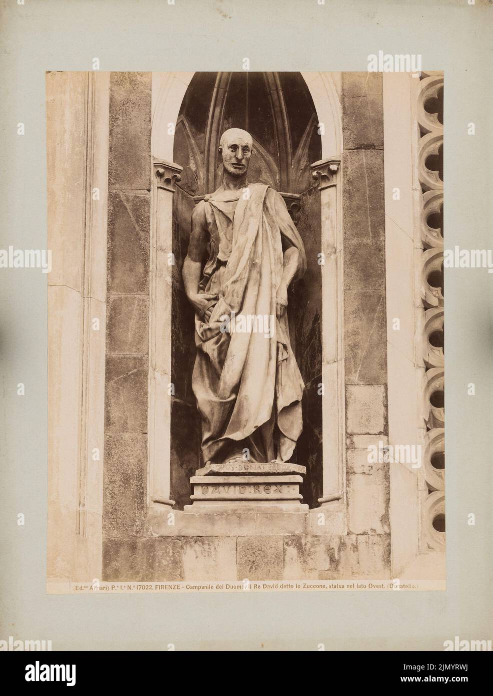 Donatello (Donato di Niccolò di Betto Bardi) (1386-1466), Dom S. Maria del Fiore di Firenze. Statua Re David al Campanile (senza dat.): Vista del »Zuccone« (Kahlkopf) sul Campanile, figura ritratto del Giovanni di Barduccio Cerichini come Re Davide sul lato est. Foto, 31,9 x 24,2 cm (inclusi i bordi di scansione) Foto Stock