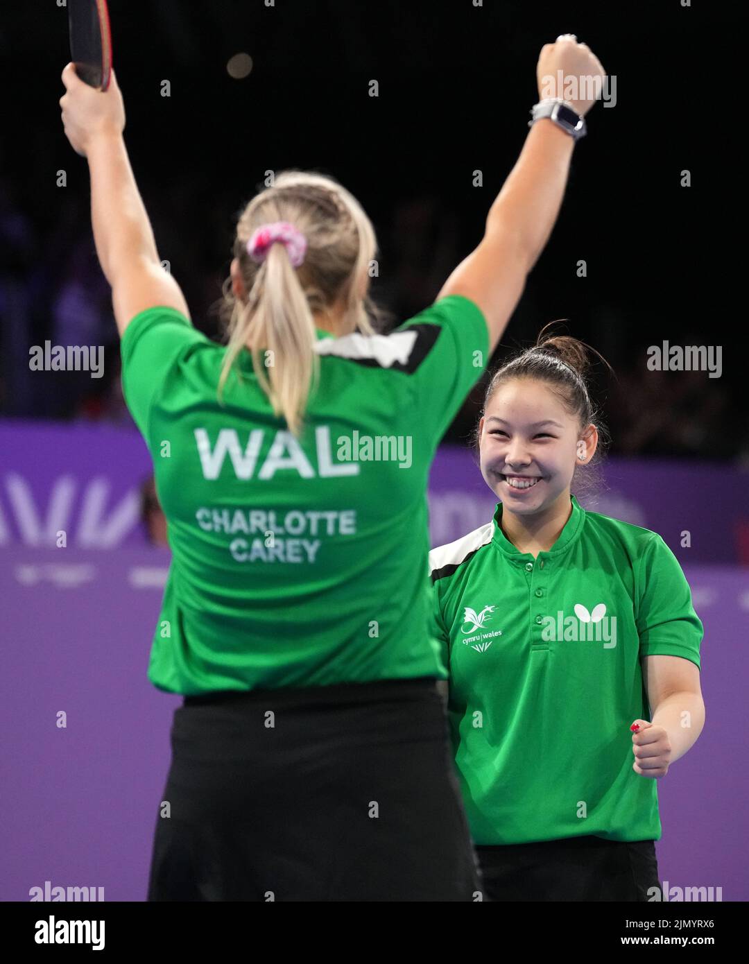 Charlotte Carey e Anna Hursey del Galles festeggiano la vittoria della medaglia di bronzo delle doppie Donne al NEC il giorno undici dei Giochi del Commonwealth 2022 a Birmingham. Data foto: Lunedì 8 agosto 2022. Foto Stock