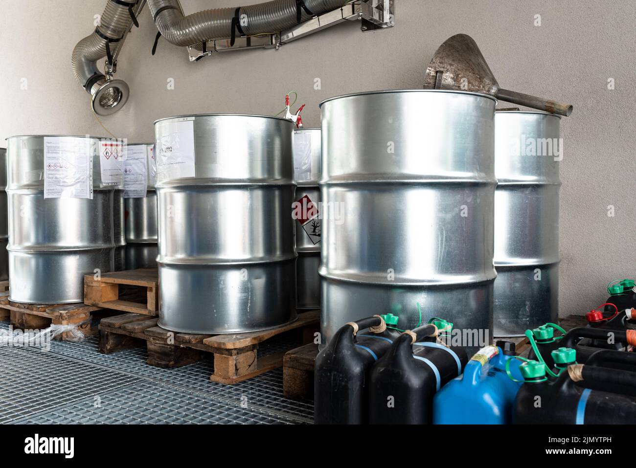 Barili in metallo e plastica contenenti sostanze chimiche pericolose dell'industria, concetto di gestione dei rifiuti, background industriale Foto Stock