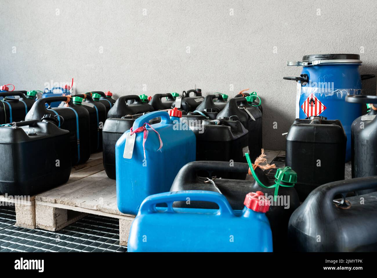 Fusti di plastica contenenti sostanze chimiche pericolose provenienti dall'industria, concetto di gestione dei rifiuti, background industriale Foto Stock