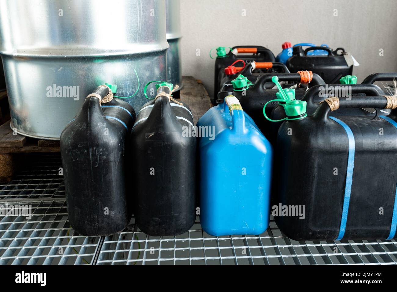 Barili in metallo e plastica contenenti sostanze chimiche pericolose dell'industria, concetto di gestione dei rifiuti, background industriale Foto Stock