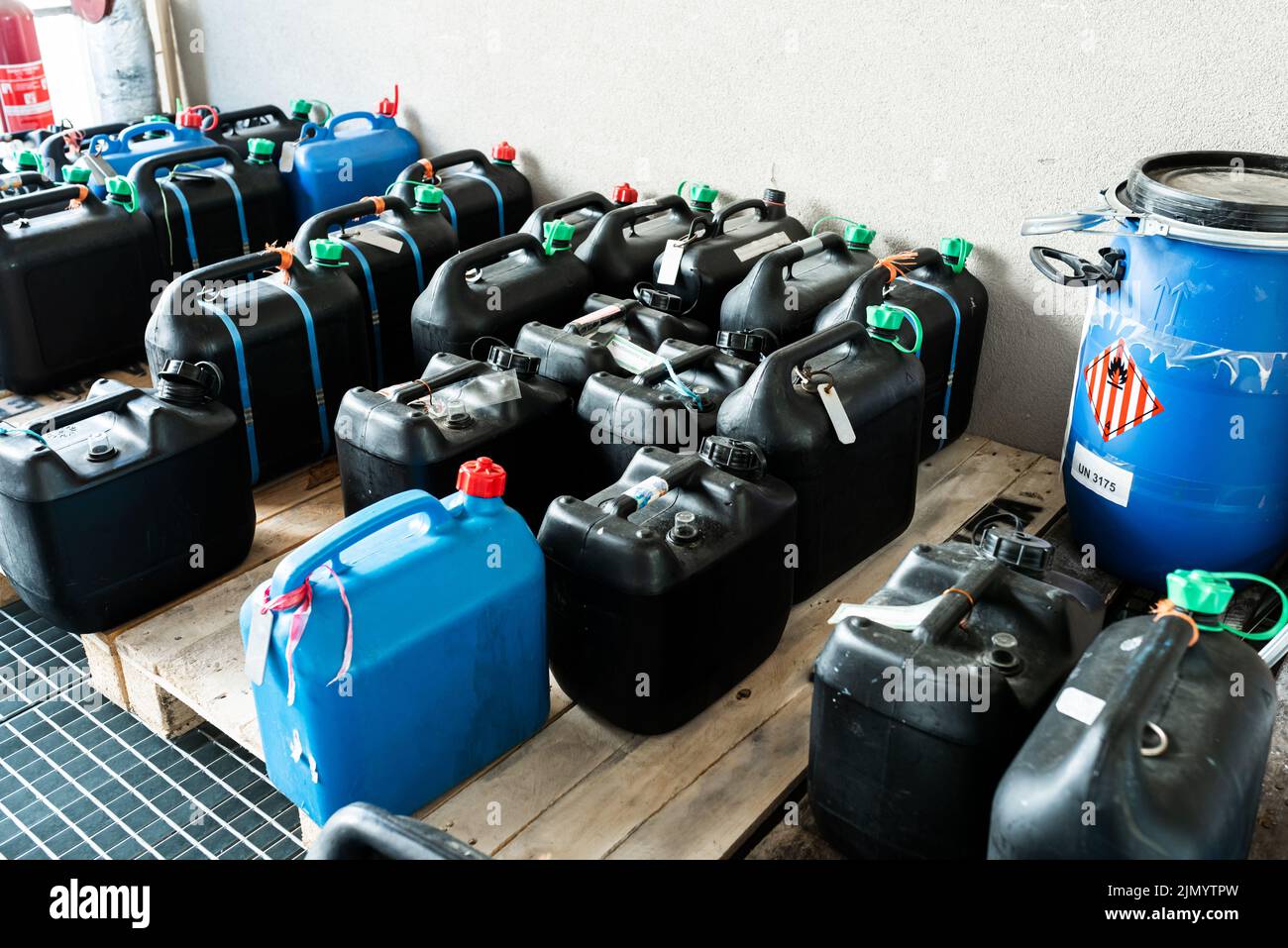 Fusti di plastica contenenti sostanze chimiche pericolose provenienti dall'industria, concetto di gestione dei rifiuti, background industriale Foto Stock
