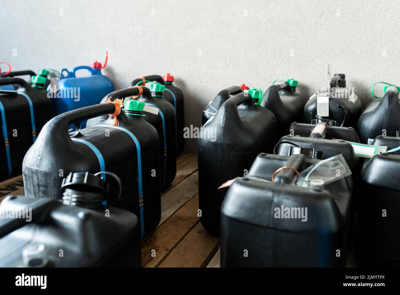 Fusti di plastica contenenti sostanze chimiche pericolose provenienti dall'industria, concetto di gestione dei rifiuti, background industriale Foto Stock