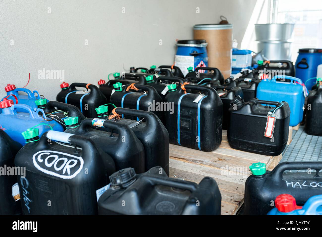 Barili in metallo e plastica contenenti sostanze chimiche pericolose dell'industria, concetto di gestione dei rifiuti, background industriale Foto Stock