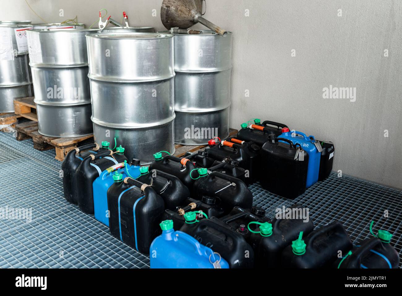 Barili in metallo e plastica contenenti sostanze chimiche pericolose dell'industria, concetto di gestione dei rifiuti, background industriale Foto Stock