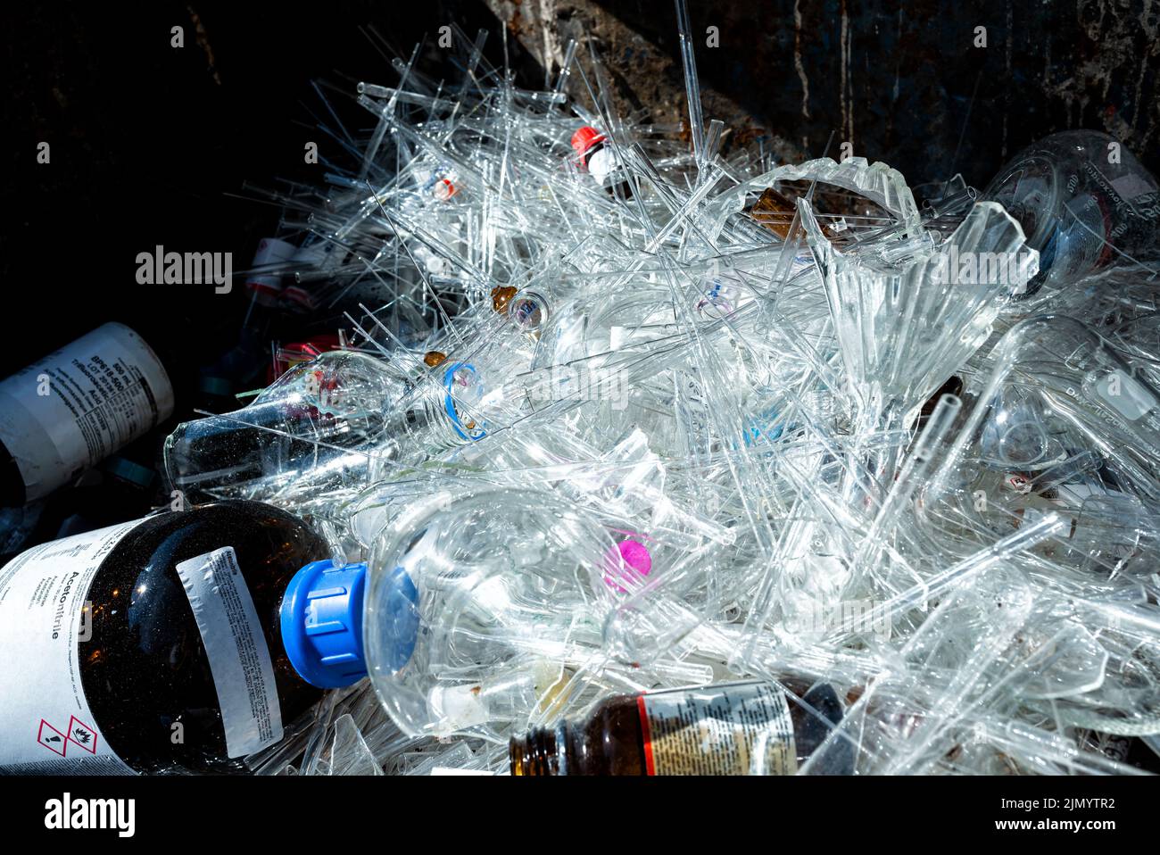 Bottiglie in vetro contenenti prodotti chimici di scarto, concetto di gestione dei rifiuti, concetto industriale, vetro rotto Foto Stock