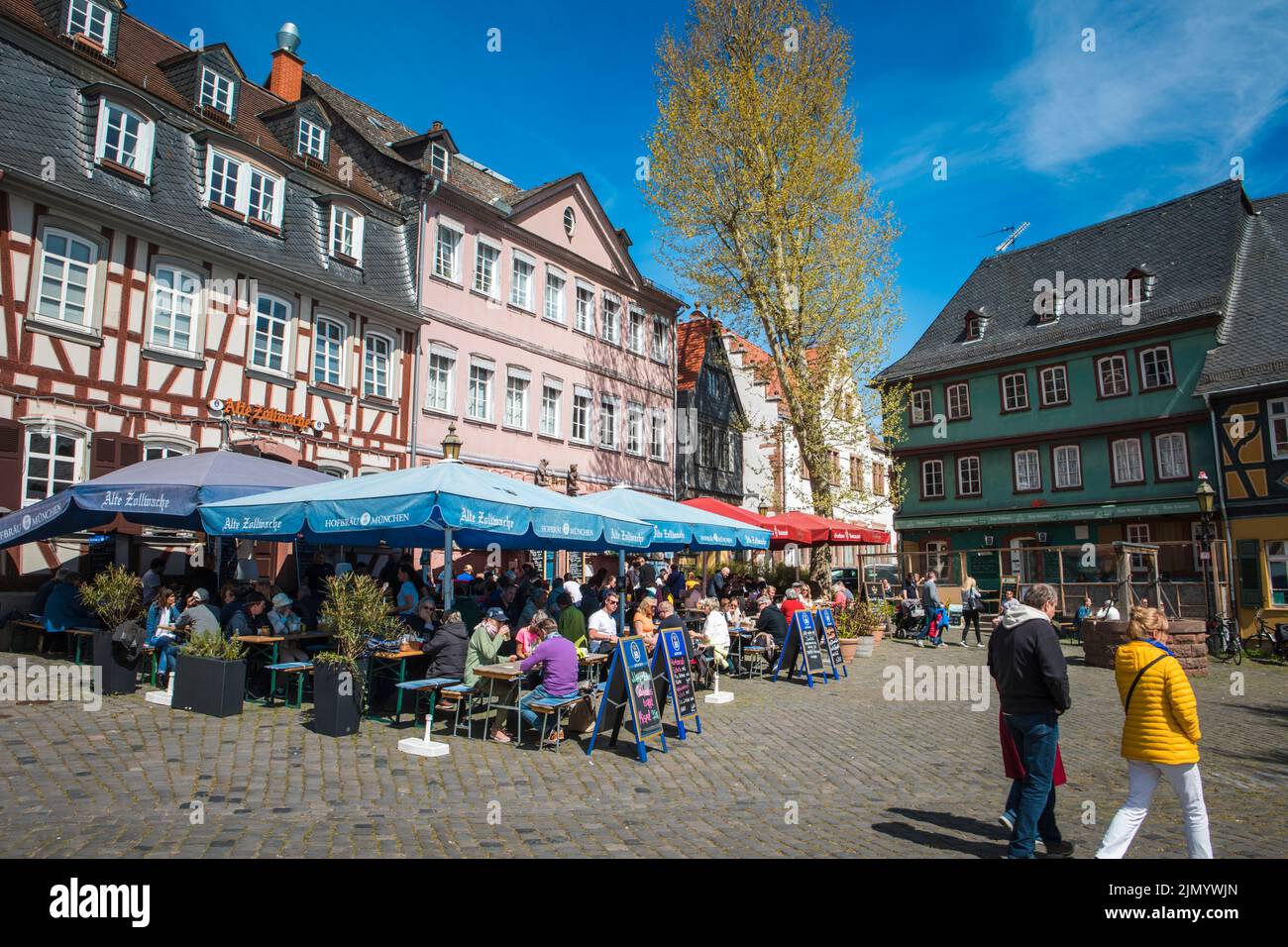 Piazza medievale del castello, centro storico di Hoechst, piccolo villaggio vicino a Francoforte, Germania Foto Stock