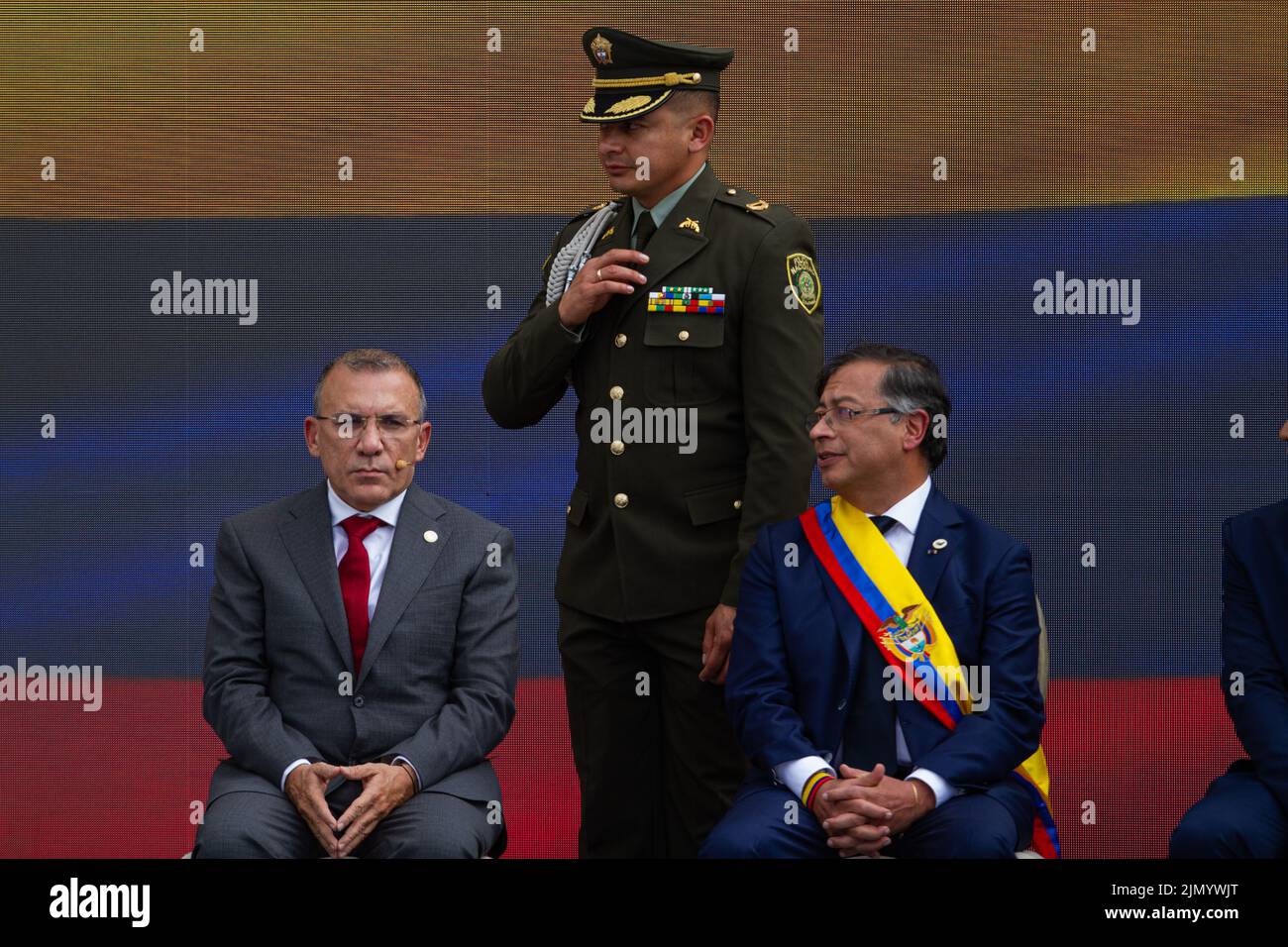 il presidente del Senato colombiano Roy Barreras (sinistra) e il presidente Gustavo Petro (destra) durante l'evento di inaugurazione del primo presidente di sinistra della Colombia Foto Stock