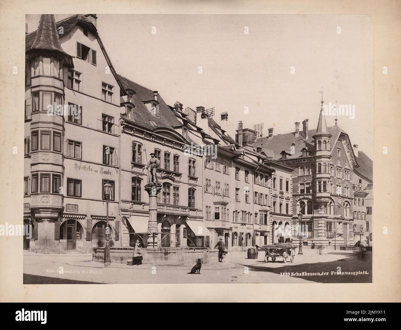 Fotografo sconosciuto, Frohnwaagplatz, Sciaffusa (senza data): Vista con fontana, sinistra farmacia al piccione. Foto su cartone, 23,7 x 31,3 cm (inclusi i bordi di scansione) Foto Stock