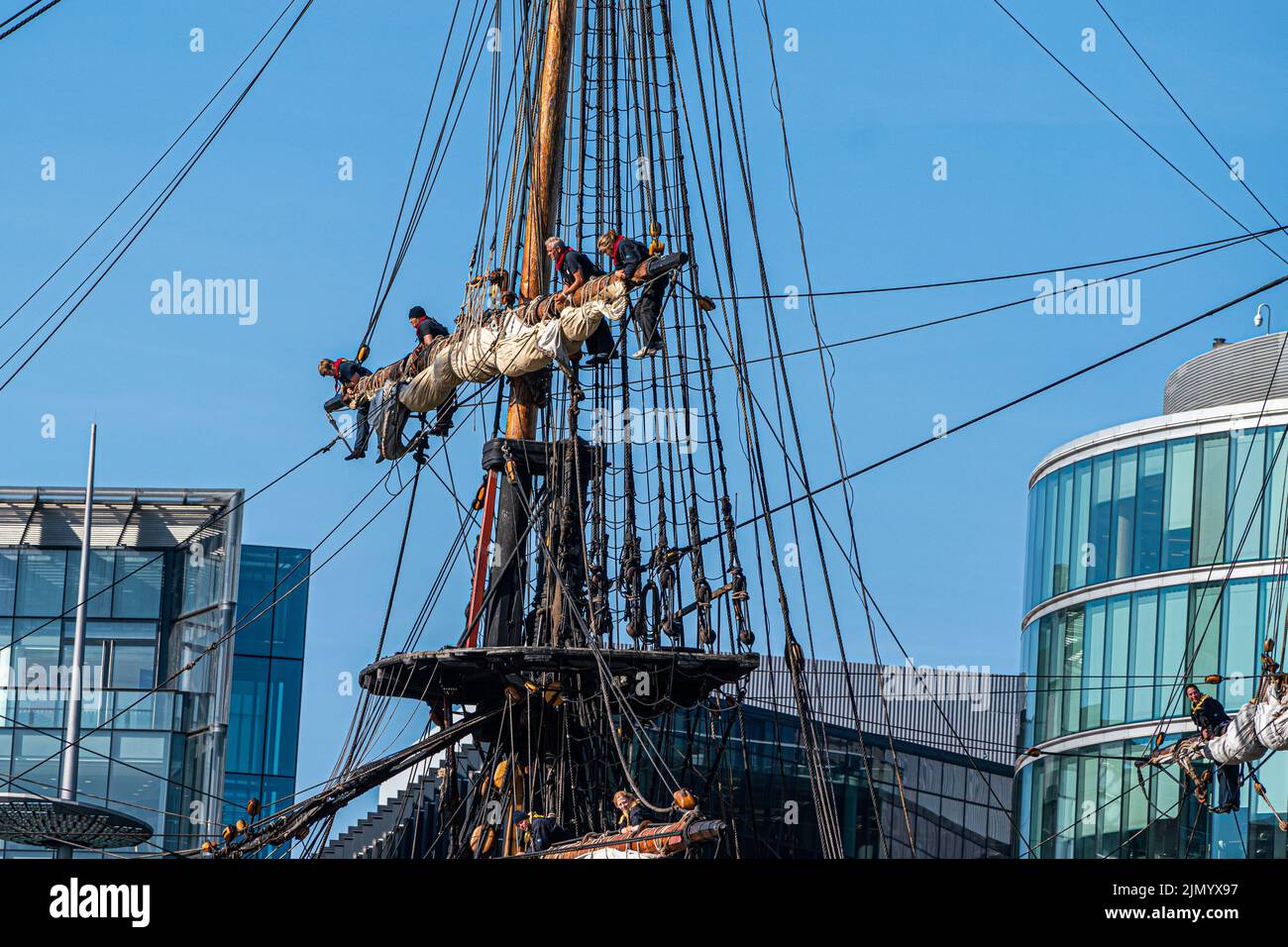 Londra, Regno Unito. 8 agosto 2022 la Götheborg della Svezia, la più grande barca a vela attiva in legno del mondo passa sotto il ponte della Torre aperta mentre navigava sul Tamigi la mattina prima di rientrare per il Tamigi Quay a Canary Wharf. .Il Götheborg è una replica quasi perfetta di una nave alta del 18th° secolo e fu originariamente lanciato nel 1738 con le sue origini alla Compagnia delle Indie Orientali svedesi. Questa replica ha richiesto 20 anni per costruire con il lavoro a partire dal 1995. Credit. amer Ghazzal/Alamy Live News Foto Stock