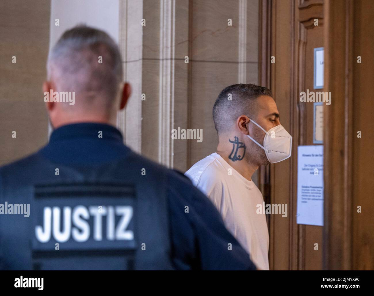 Berlino, Germania. 08th ago 2022. Anis Mohamed Youssef Ferchichi, noto con il nome di tappa Bushido, arriva in aula all'inizio del processo nel caso contro la testa di un noto clan di origine araba e tre dei suoi fratelli. Il capo del clan e i suoi fratelli sono processati per accuse che includono aggravanti estorsioni predatorie, falsa incarcerazione e pericoloso danno corporeo. Credit: Monika Skolimowska/dpa/Alamy Live News Foto Stock