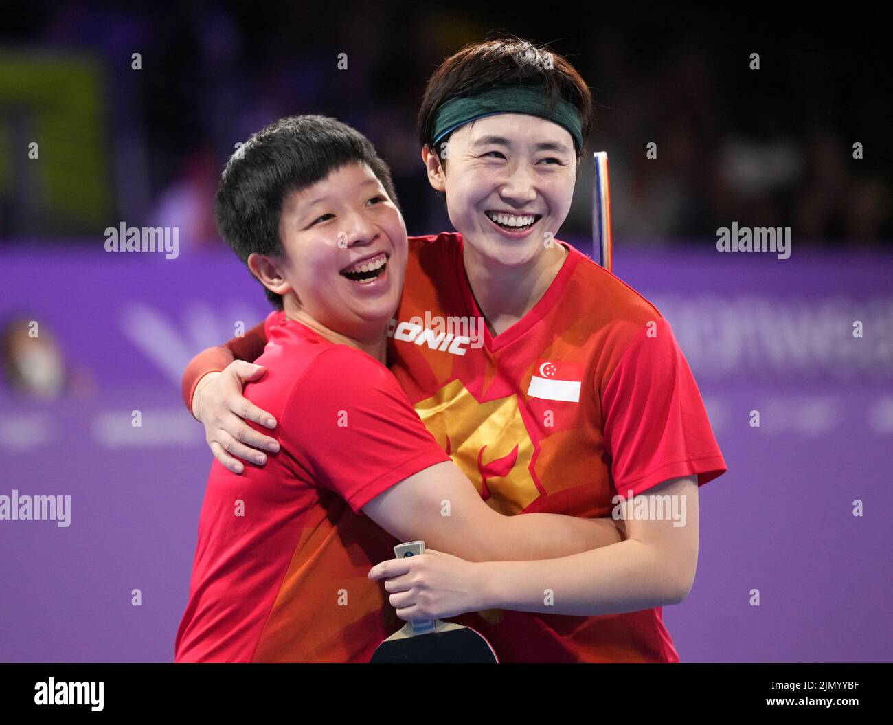 Jian Zeng e Tianwei Feng di Singapore festeggiano la vittoria della medaglia d'oro delle Donne doppie al NEC il giorno undici dei Giochi del Commonwealth 2022 a Birmingham. Data foto: Lunedì 8 agosto 2022. Foto Stock