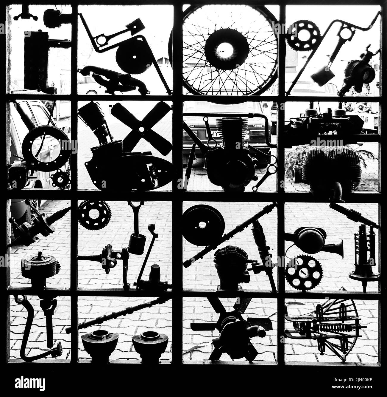 Installazione di rottami di metallo fatti di vecchie automobili e motocicli parti Foto Stock