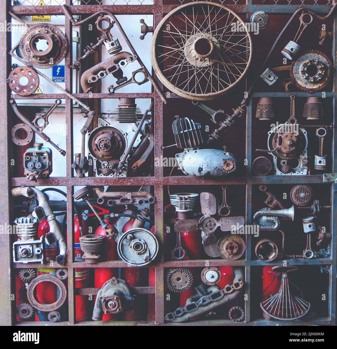 Installazione di rottami di metallo fatti di vecchie automobili e motocicli parti Foto Stock