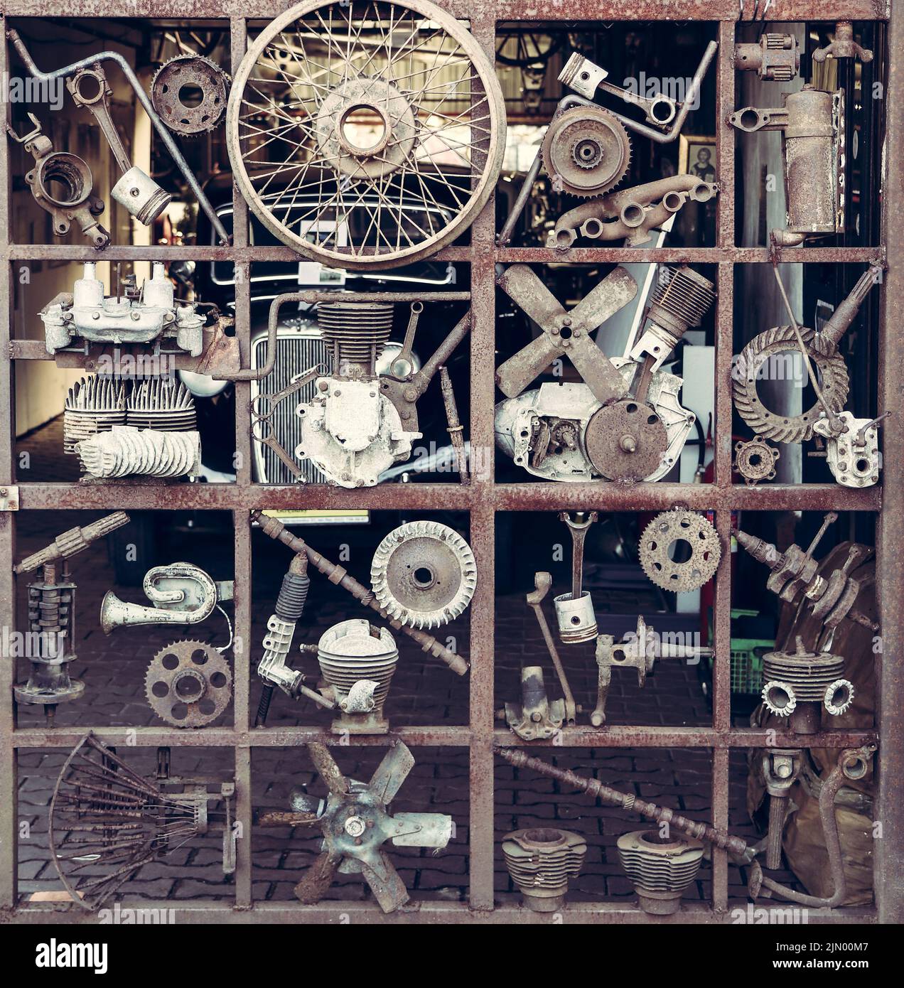 Installazione di rottami di metallo fatti di vecchie automobili e motocicli parti Foto Stock