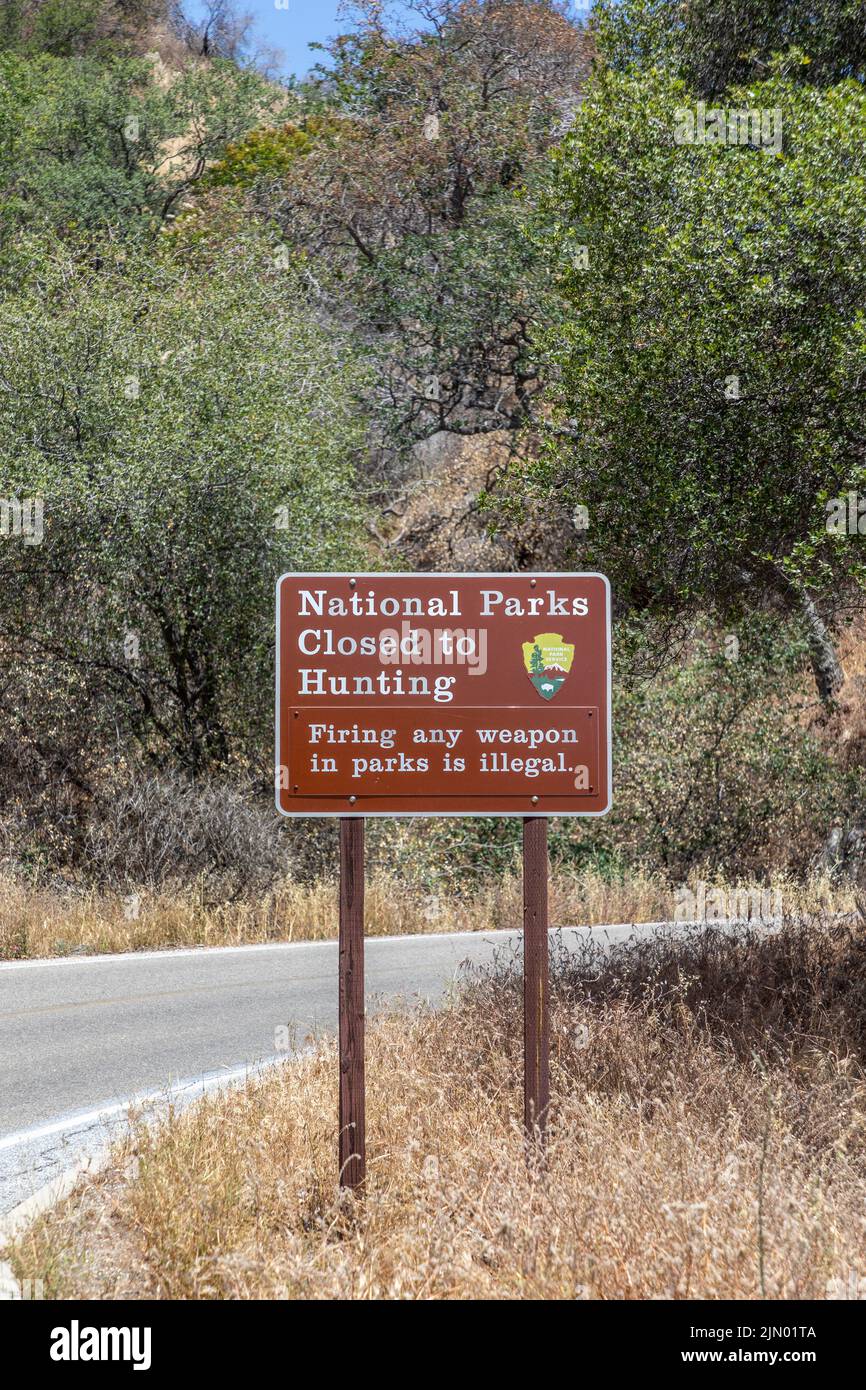 Three Rivers, USA - 21 maggio 2022: Segnaletica parchi nazionali chiusi alla caccia - sparare qualsiasi arma nei parchi è severamente illegale nella sequoia nazionale pa Foto Stock