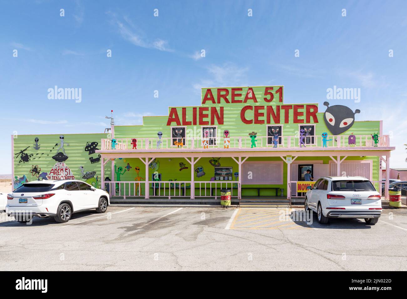 Pahrump, USA - 23 maggio 2022: Area 51 Alien Center Convience negozio e distributore di benzina in autostrada da Vegas a Death Valley con arredamento alieno. Foto Stock