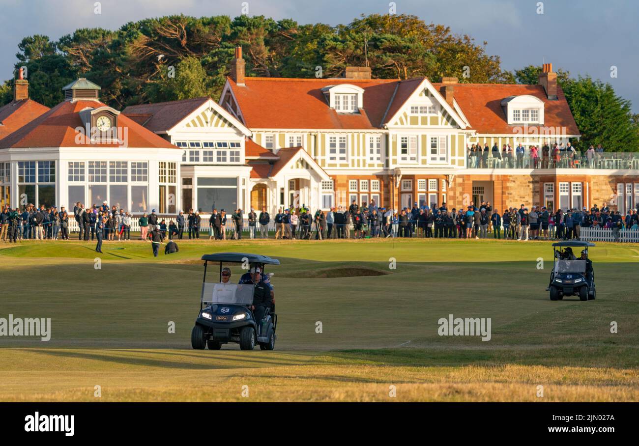 Gullane, Scozia, Regno Unito. 7th agosto 2022. Ultimo round del campionato AIG Women’s Open di golf a Muirfield a Gullane, East Lothian. PIC; il primo buco di playoff vede Ashleigh Buhai e Chun in Gee guidato in golf cart di nuovo al tee 18th. Iain Masterton/Alamy Live News Foto Stock