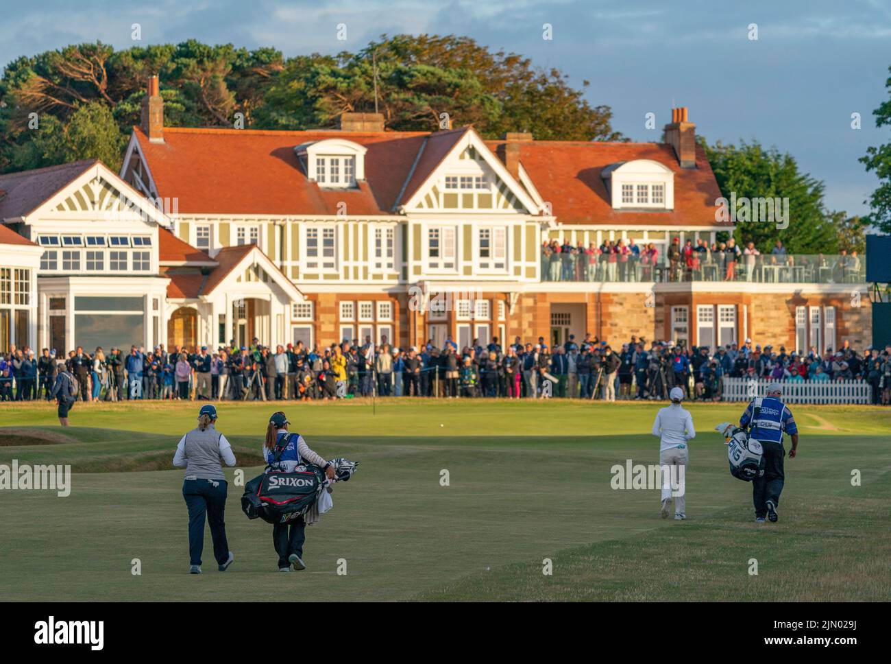 Gullane, Scozia, Regno Unito. 7th agosto 2022. Ultimo round del campionato AIG Women’s Open di golf a Muirfield a Gullane, East Lothian. PIC;primo buco di playoff e Ashleigh Buhai e Chun in Gee camminare lungo il buco 18th . Iain Masterton/Alamy Live News Foto Stock