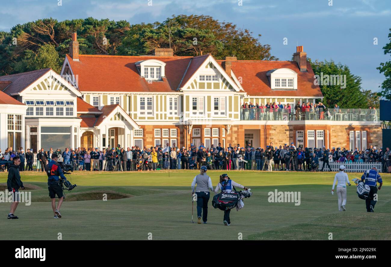 Gullane, Scozia, Regno Unito. 7th agosto 2022. Ultimo round del campionato AIG Women’s Open di golf a Muirfield a Gullane, East Lothian. PIC;primo buco di playoff e Ashleigh Buhai e Chun in Gee camminare lungo il buco 18th . Iain Masterton/Alamy Live News Foto Stock