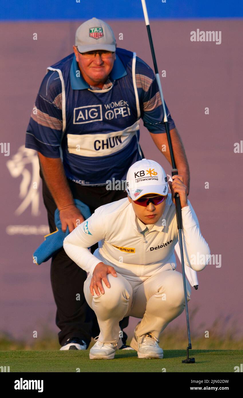 Gullane, Scozia, Regno Unito. 7th agosto 2022. Ultimo round del campionato AIG Women’s Open di golf a Muirfield a Gullane, East Lothian. PIC; Chun in Gee allinea il suo primo putt playoff sul 18th verde. Iain Masterton/Alamy Live News Foto Stock
