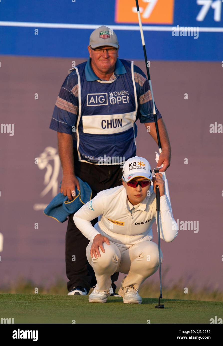 Gullane, Scozia, Regno Unito. 7th agosto 2022. Ultimo round del campionato AIG Women’s Open di golf a Muirfield a Gullane, East Lothian. PIC; Chun in Gee allinea il suo primo putt playoff sul 18th verde. Iain Masterton/Alamy Live News Foto Stock