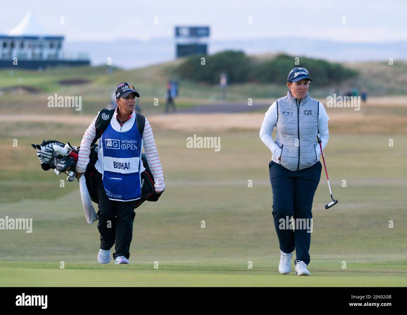 Gullane, Scozia, Regno Unito. 7th agosto 2022. Ultimo round del campionato AIG Women’s Open di golf a Muirfield a Gullane, East Lothian. PIC; Ashleigh Buhai cammina verso il 18th verde sul secondo gioco fuori buco. Iain Masterton/Alamy Live News Foto Stock