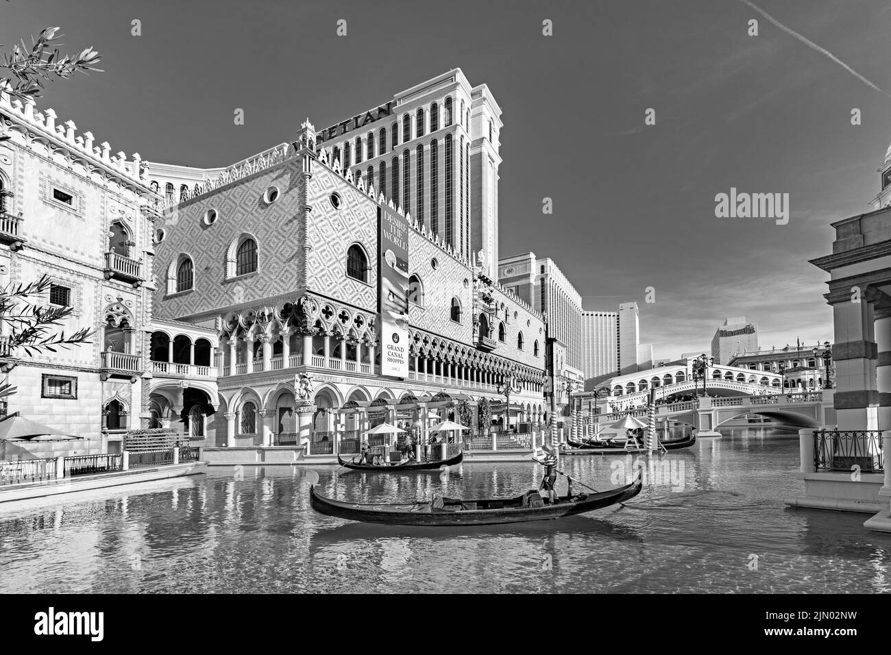 Las Vegas, USA - 23 maggio 2022: Gondola con turisti al Venetian Resort Hotel and Casino. Il resort ha aperto 1999 con flutter di colombe bianche, si Foto Stock