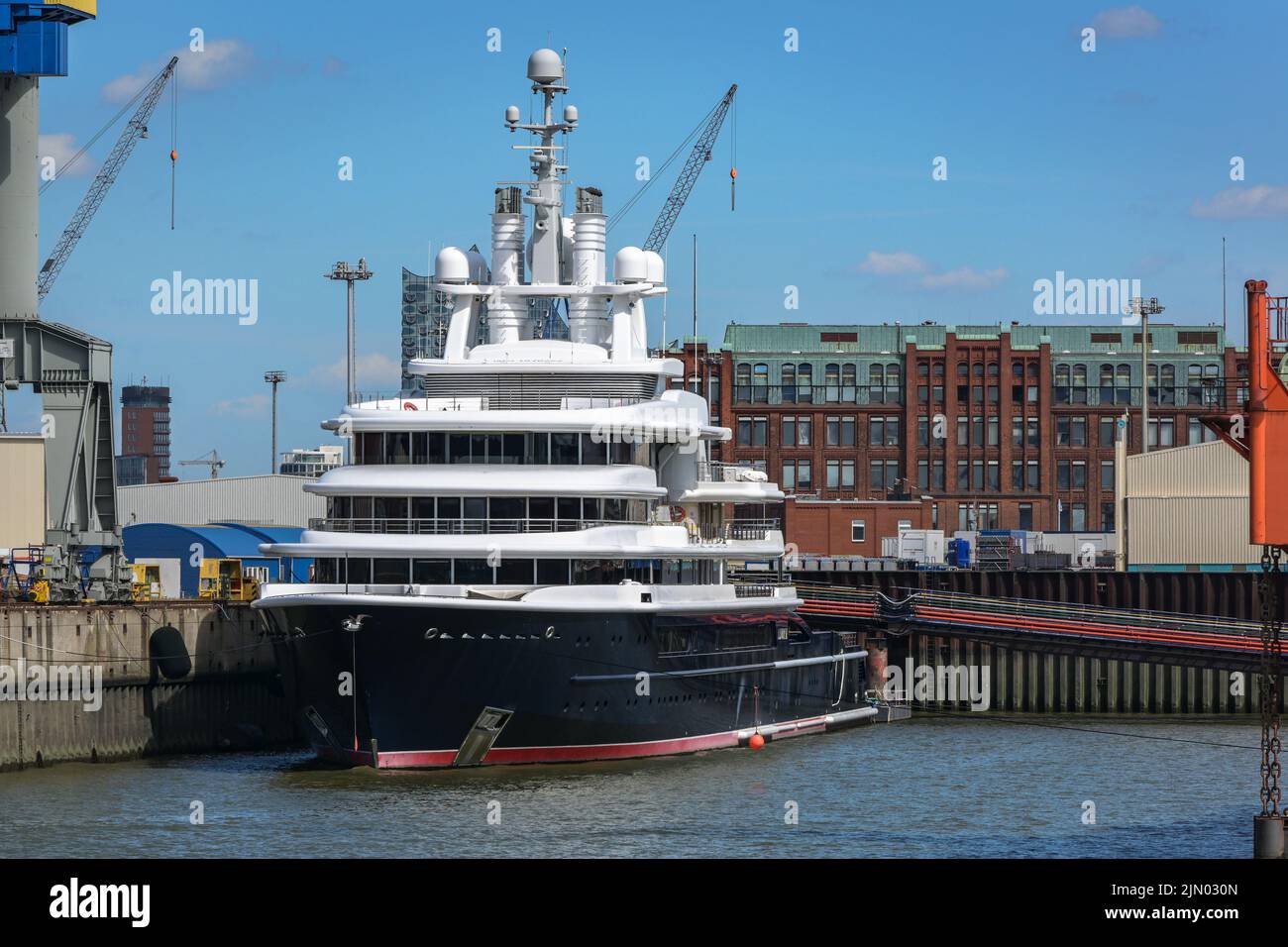 Amburgo, Germania, 3 agosto 2022: Yacht di lusso Luna nel porto di Amburgo, di proprietà di un oligarca e confiscato nel 2022 nel corso della sanzione Foto Stock