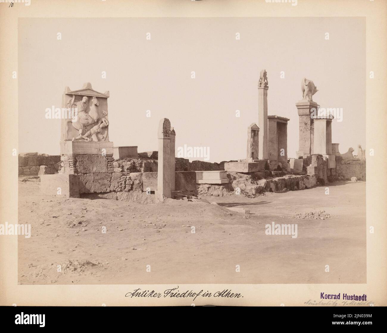 Fotografo sconosciuto, antico cimitero di Atene (senza dat.): Vista di pittori tomba. Foto su cartone, 23,5 x 29,7 cm (inclusi i bordi di scansione) senza bordi. Fotografa : Antiker Friedhof, Athene Foto Stock