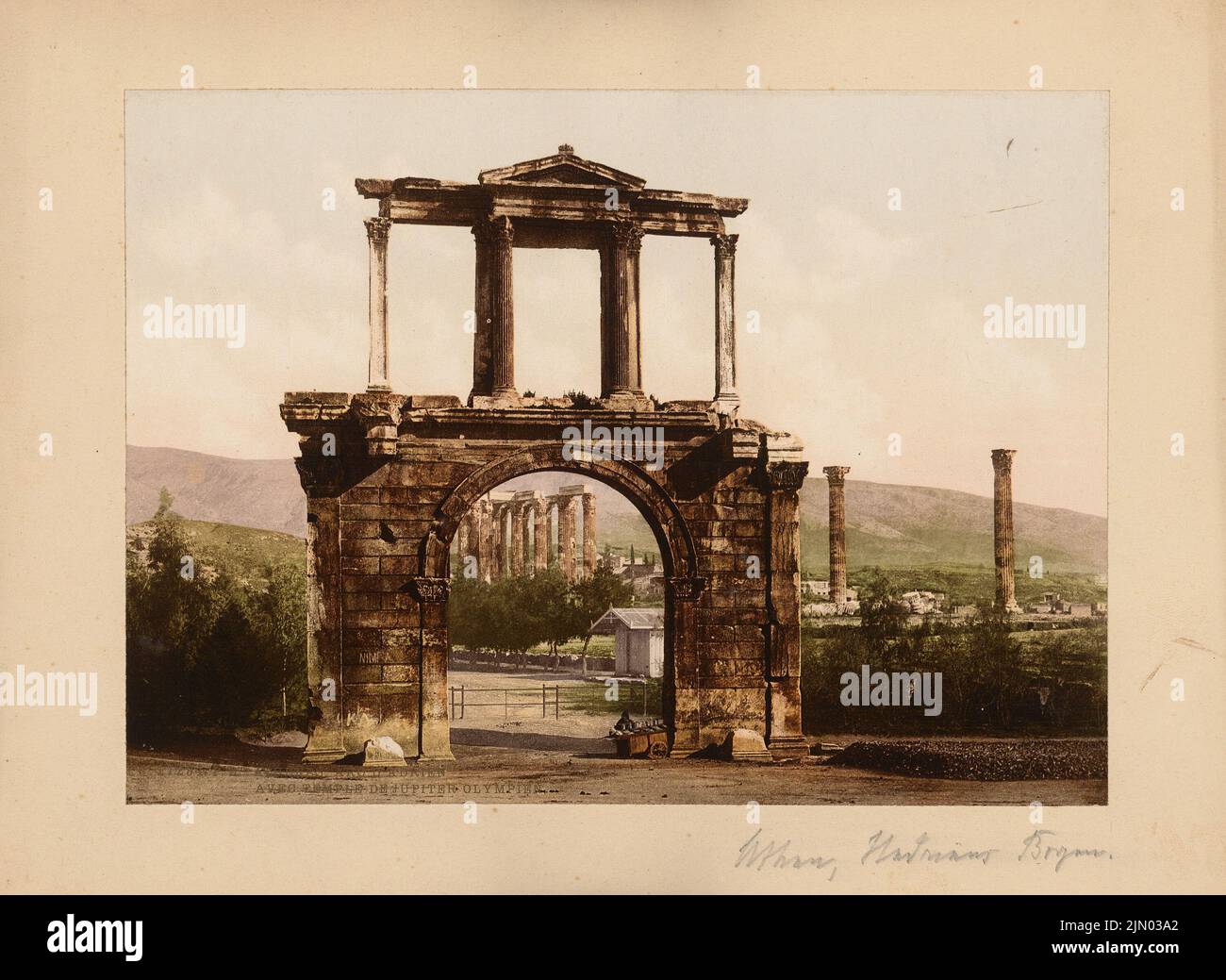 Fotografo sconosciuto, Hadrianbogen ad Atene (senza dat.): Vista, tempio Giove sullo sfondo. Foto su cartone, colorata, 20,5 x 28,1 cm (inclusi i bordi di scansione) senza bordi. Fotografie : Hadriansbogen, Athen Foto Stock