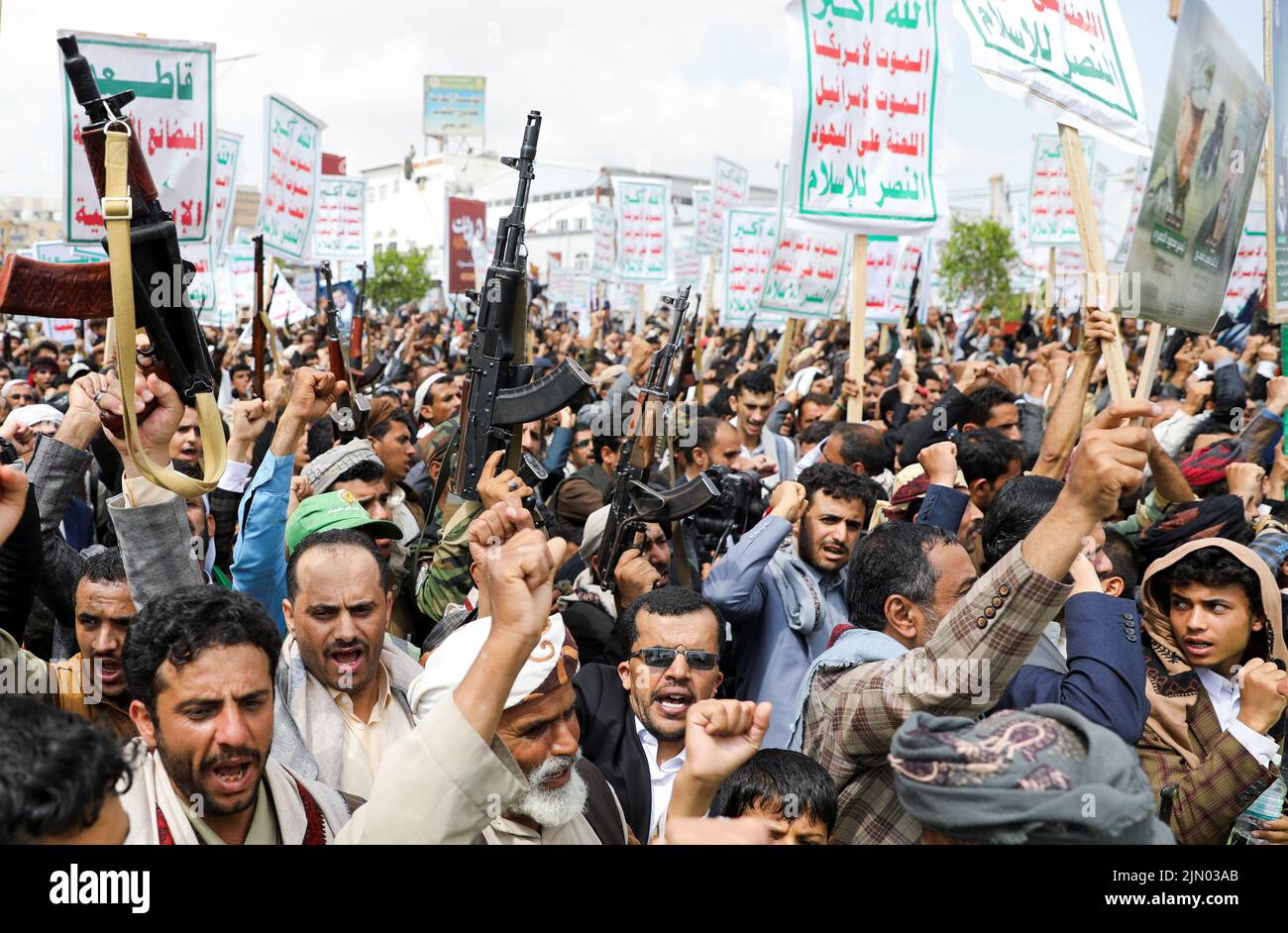 I sostenitori di Houthi si radunano per celebrare la giornata di Ashura a Sanaa, Yemen, 8 agosto 2022. REUTERS/Khaled Abdullah Foto Stock