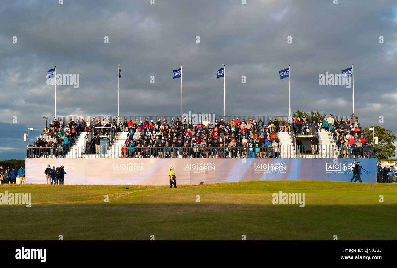 Gullane, Scozia, Regno Unito. 7th agosto 2022. Ultimo round del campionato AIG Women’s Open di golf a Muirfield a Gullane, East Lothian. PIC; spettatori in tribuna accanto al 18th verde. Iain Masterton/Alamy Live News Foto Stock