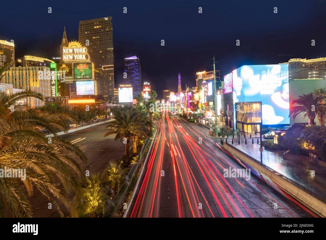 Las Vegas, USA - 23 maggio 2022: Vista notturna sulla Strip di Las Vegas con casinò, auto, hotel come New York New York e altri. Foto Stock