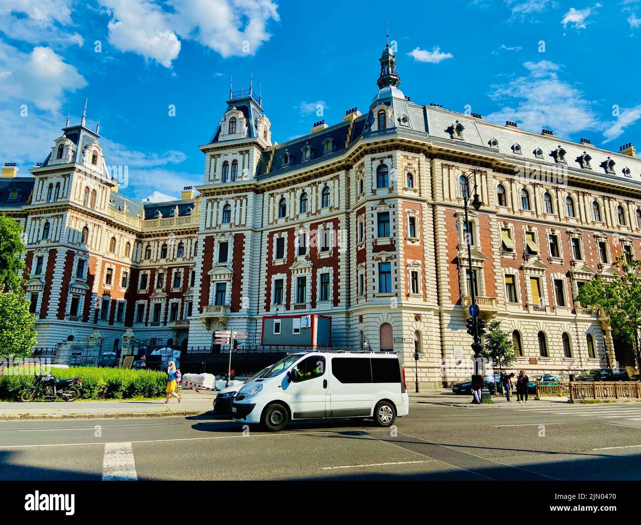 Un bellissimo scatto di un antico edificio nella città di Budapest, Ungheria Foto Stock