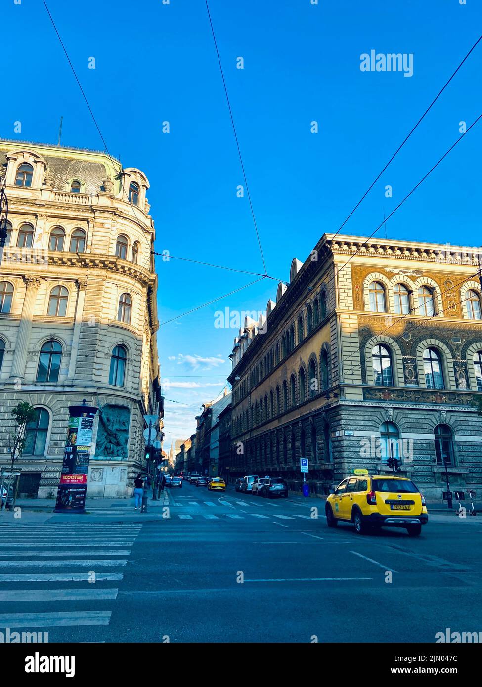 Un'immagine verticale di splendidi edifici antichi nella città di Budapest, Ungheria Foto Stock