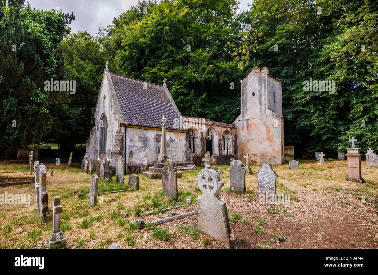 Antiche rovine all'interno della chiesa di St Mary in Bicton Park Botanic Gardens vicino East Budleigh nel Devon orientale, Inghilterra sud-occidentale Foto Stock