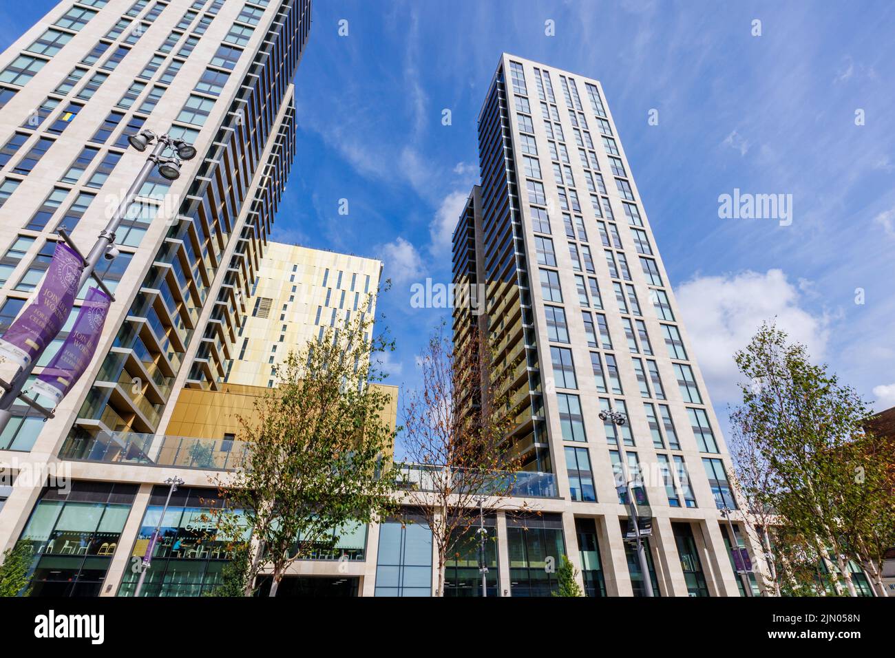 Vista delle torri del centro della città del nuovo recentemente completato Victoria Square sviluppo ad uso misto nel centro della città, Woking, Surrey, sud-est Inghilterra Foto Stock
