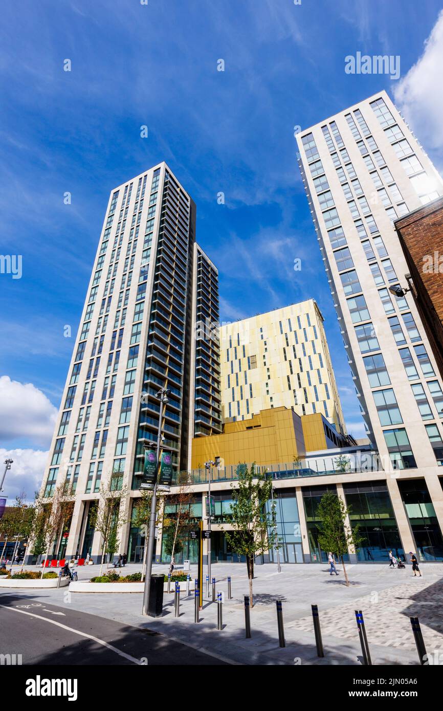 Vista delle torri del centro della città del nuovo recentemente completato Victoria Square sviluppo ad uso misto nel centro della città, Woking, Surrey, sud-est Inghilterra Foto Stock